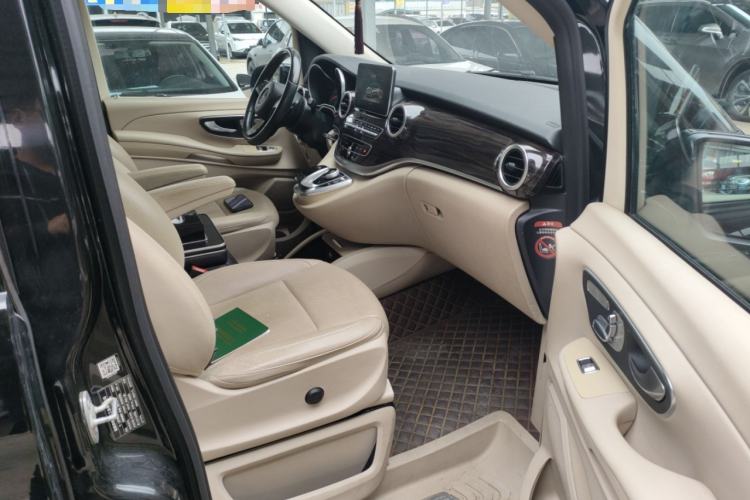 Used Mercedes-Benz V-Class 2016 V 260 Avantgarde Edition Right Front Seat