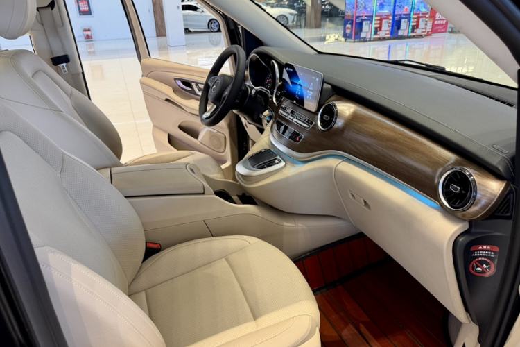 Used Mercedes-Benz V-Class 2016 V 260 Avantgarde Edition Right Front Seat