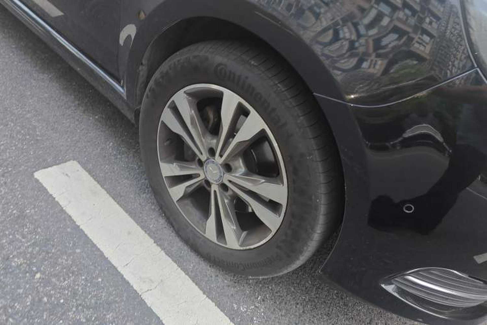 Used Mercedes-Benz V-Class 2016 V 260 L Prestige Extended Edition Right Front Wheel Hub