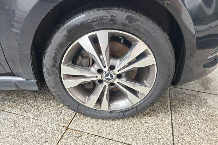 Used Mercedes-Benz V-Class 2016 V 260 L Prestige Extended Edition Right Front Wheel Hub