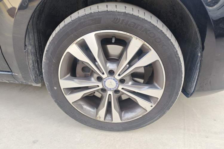 Used Mercedes-Benz V-Class 2016 V 260 Avantgarde Edition Right Front Wheel Hub