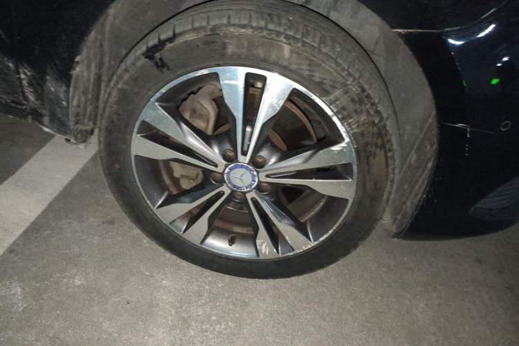 Used Mercedes-Benz V-Class 2016 V 260 Avantgarde Edition Right Front Wheel Hub