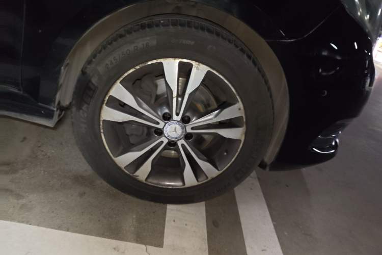 Used Mercedes-Benz V-Class 2016 V 260 L Prestige Extended Edition Right Front Wheel Hub