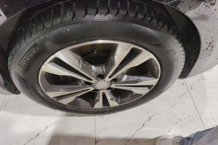 Used Mercedes-Benz V-Class 2016 V 260 L Prestige Extended Edition Right Front Wheel Hub