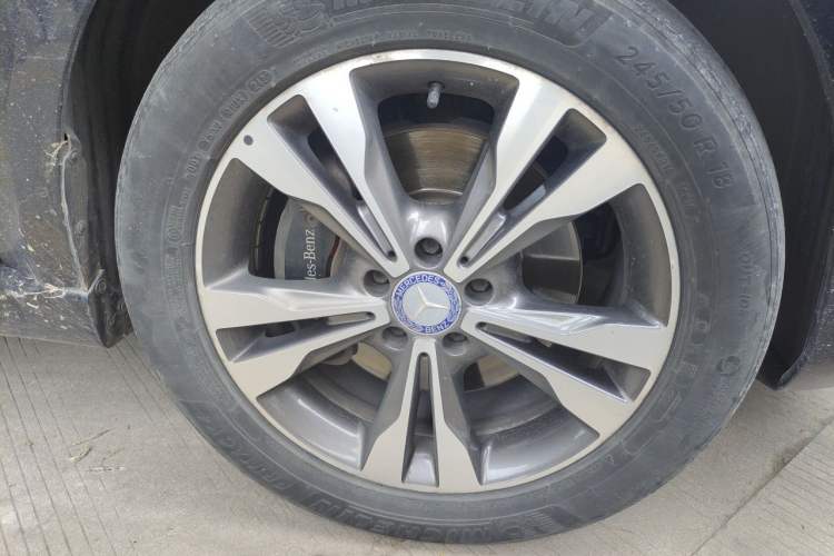 Used Mercedes-Benz V-Class 2016 V 260 Prestige Edition Right Front Wheel Hub