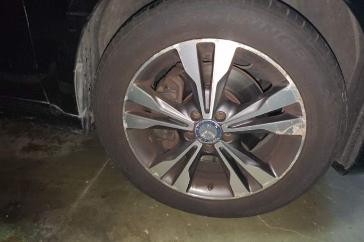 Used Mercedes-Benz V-Class 2016 V 260 Prestige Edition Right Front Wheel Hub