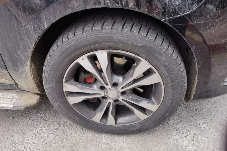Used Mercedes-Benz V-Class 2016 V 260 Avantgarde Edition Right Front Wheel Hub