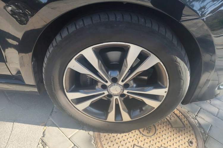 Used Mercedes-Benz V-Class 2016 V 260 L Prestige Extended Edition Right Front Wheel Hub