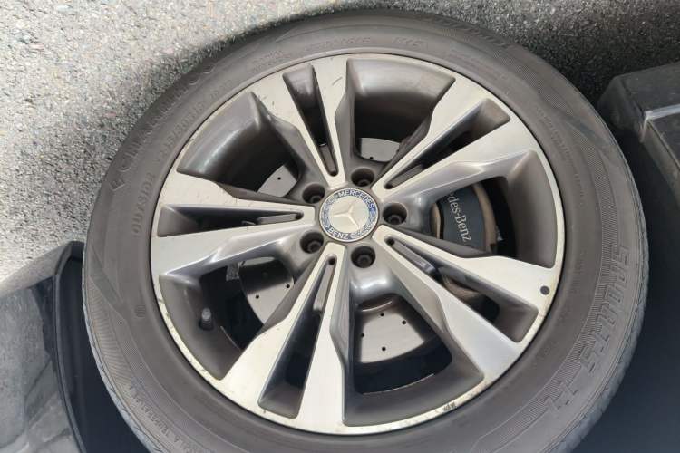 Used Mercedes-Benz V-Class 2016 V 260 L Prestige Extended Edition Right Front Wheel Hub