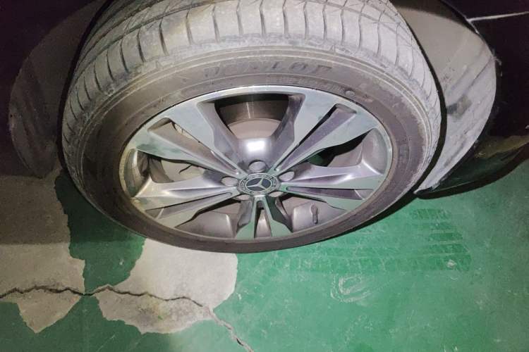 Used Mercedes-Benz V-Class 2016 V 260 Avantgarde Edition Right Front Wheel Hub