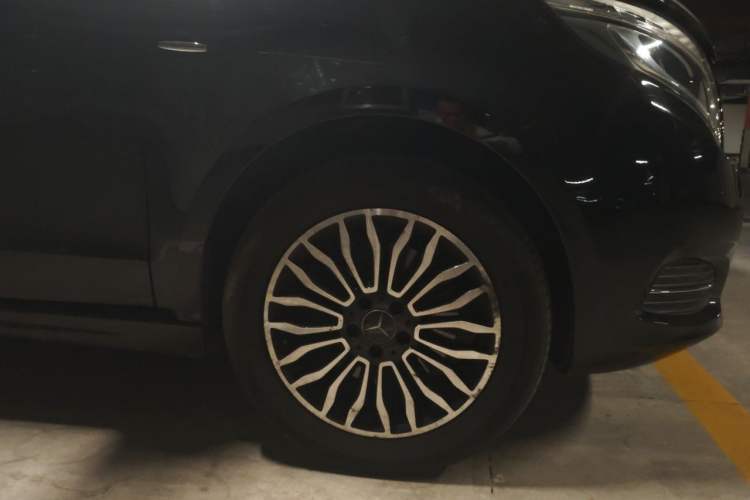 Used Mercedes-Benz V-Class 2016 V 260 Prestige Edition Right Front Wheel Hub