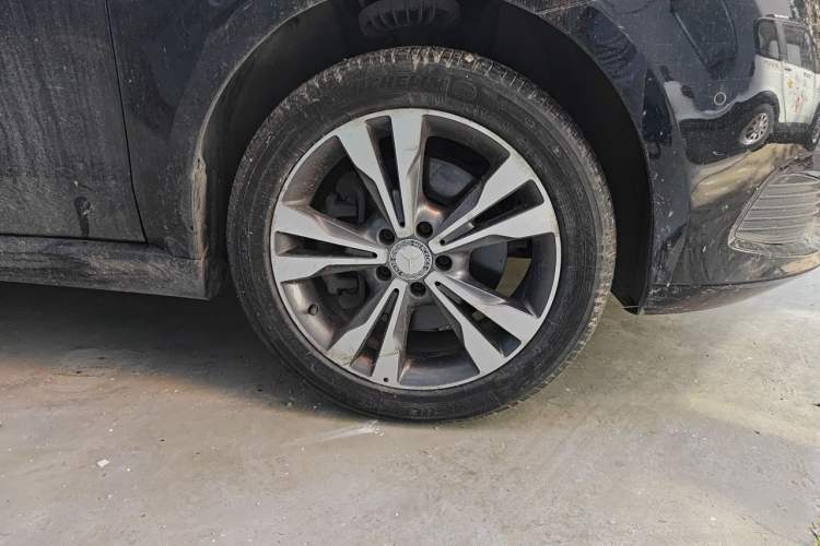 Used Mercedes-Benz V-Class 2016 V 260 Avantgarde Edition Right Front Wheel Hub