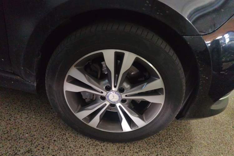 Used Mercedes-Benz V-Class 2016 V 260 L Prestige Extended Edition Right Front Wheel Hub