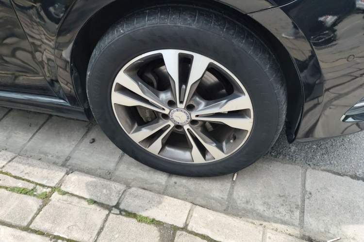 Used Mercedes-Benz V-Class 2016 V 260 L Prestige Extended Edition Right Front Wheel Hub
