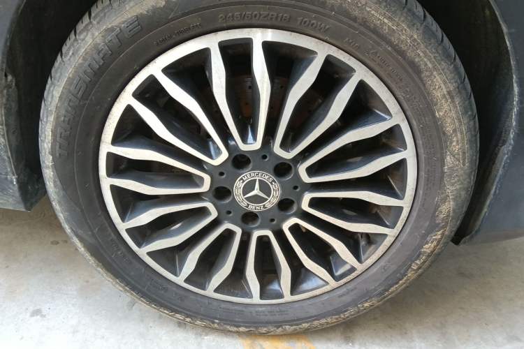 Used Mercedes-Benz V-Class 2016 V 260 L Prestige Extended Edition Right Front Wheel Hub