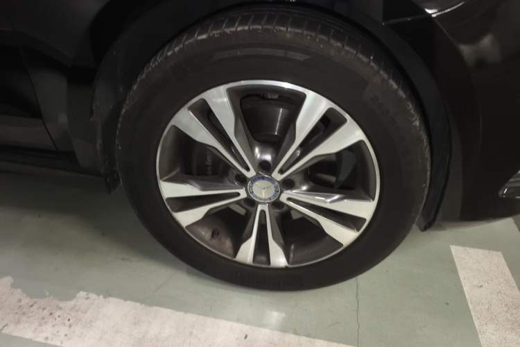 Used Mercedes-Benz V-Class 2016 V 260 Prestige Edition Right Front Wheel Hub