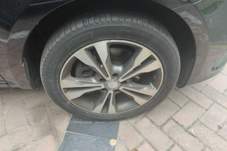 Used Mercedes-Benz V-Class 2016 V 260 Avantgarde Edition Right Front Wheel Hub