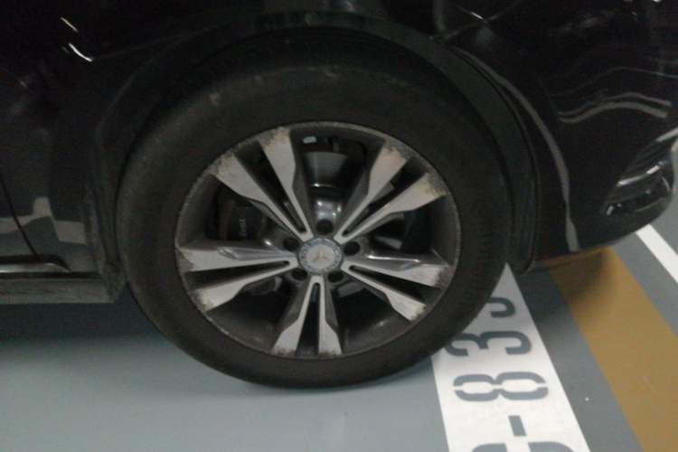 Used Mercedes-Benz V-Class 2016 V 260 L Prestige Extended Edition Right Front Wheel Hub