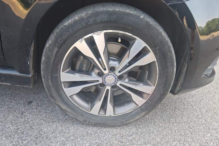 Used Mercedes-Benz V-Class 2016 V 260 Prestige Edition Right Front Wheel Hub