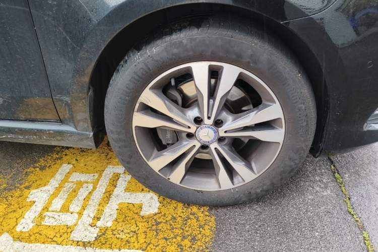Used Mercedes-Benz V-Class 2016 V 260 L Prestige Extended Edition Right Front Wheel Hub