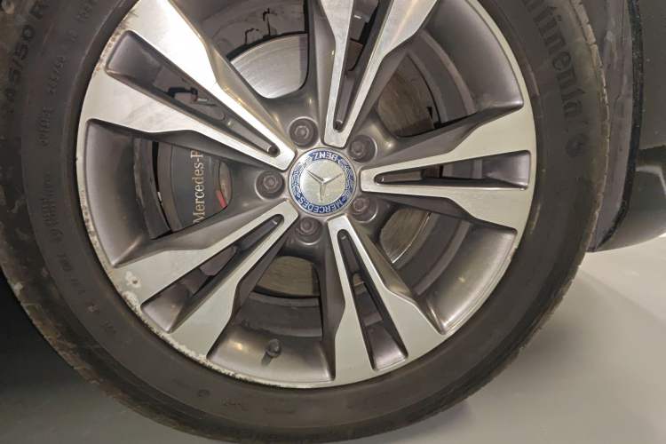 Used Mercedes-Benz V-Class 2016 V 260 L Prestige Extended Edition Right Front Wheel Hub