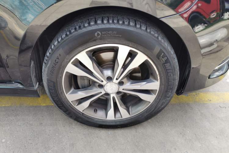 Used Mercedes-Benz V-Class 2016 V 260 Prestige Edition Right Front Wheel Hub