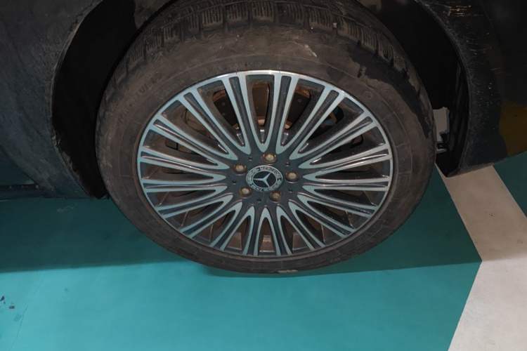 Used Mercedes-Benz V-Class 2016 V 260 Avantgarde Edition Right Front Wheel Hub
