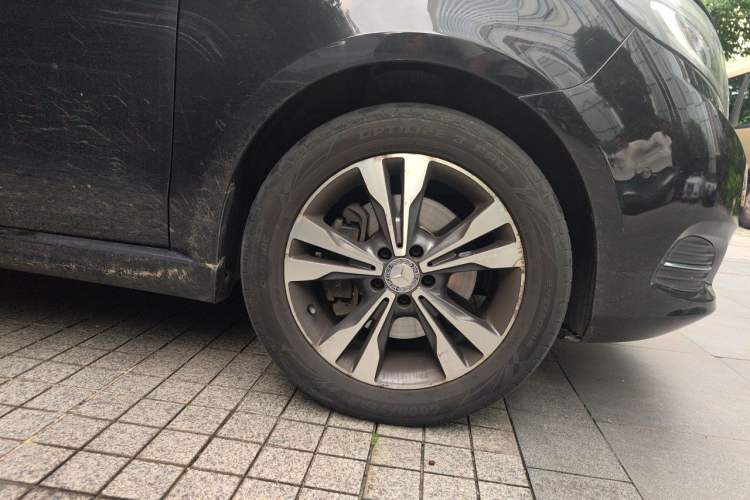 Used Mercedes-Benz V-Class 2016 V 260 Prestige Edition Right Front Wheel Hub