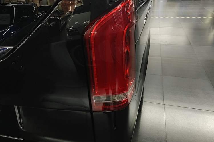 Used Mercedes-Benz V-Class 2016 V 260 Avantgarde Edition Right Rear Taillight