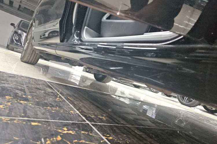 Used Mercedes-Benz V-Class 2016 V 260 L Prestige Extended Edition Right Side Sill