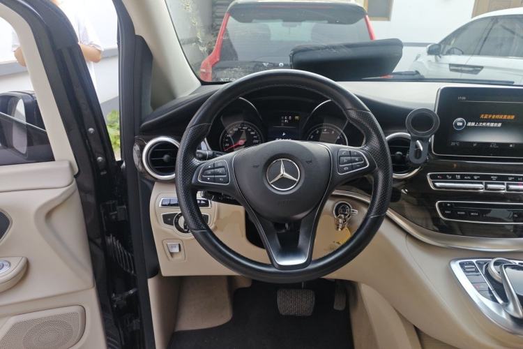 Used Mercedes-Benz V-Class 2016 V 260 Avantgarde Edition Steering Wheel