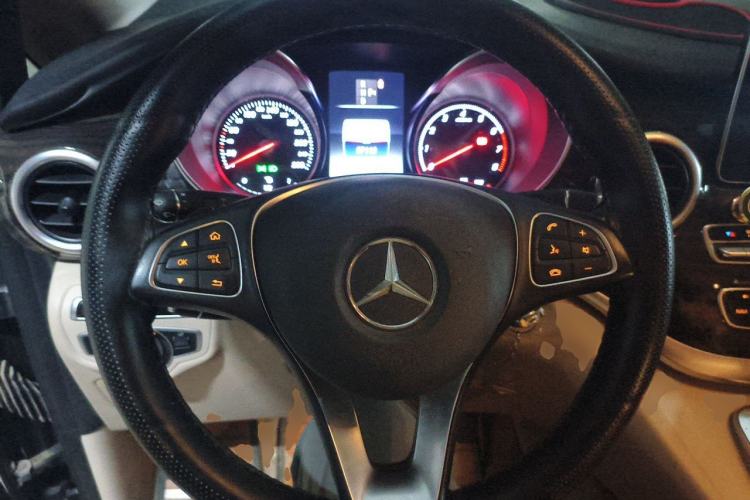 Used Mercedes-Benz V-Class 2016 V 260 Avantgarde Edition Steering Wheel