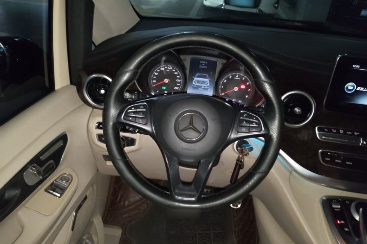 Used Mercedes-Benz V-Class 2016 V 260 L Prestige Extended Edition Steering Wheel