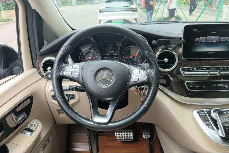 Used Mercedes-Benz V-Class 2016 V 260 L Prestige Extended Edition Steering Wheel