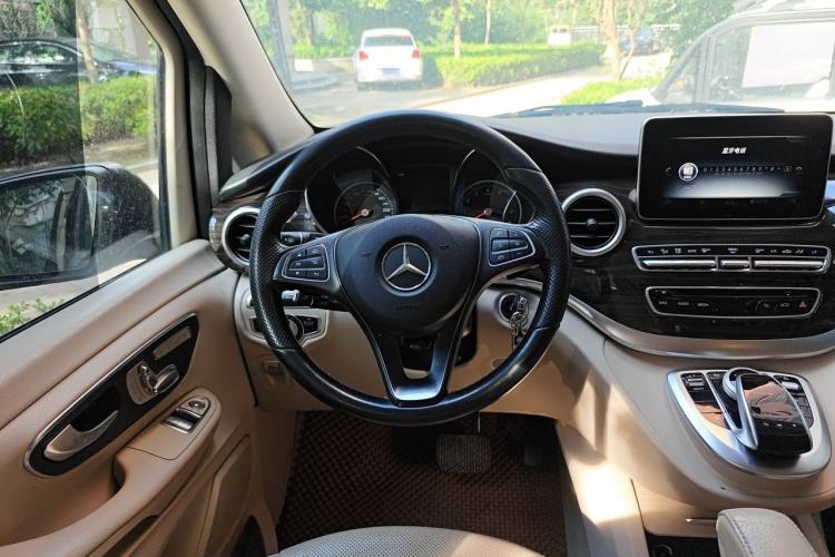 Used Mercedes-Benz V-Class 2016 V 260 Avantgarde Edition Steering Wheel