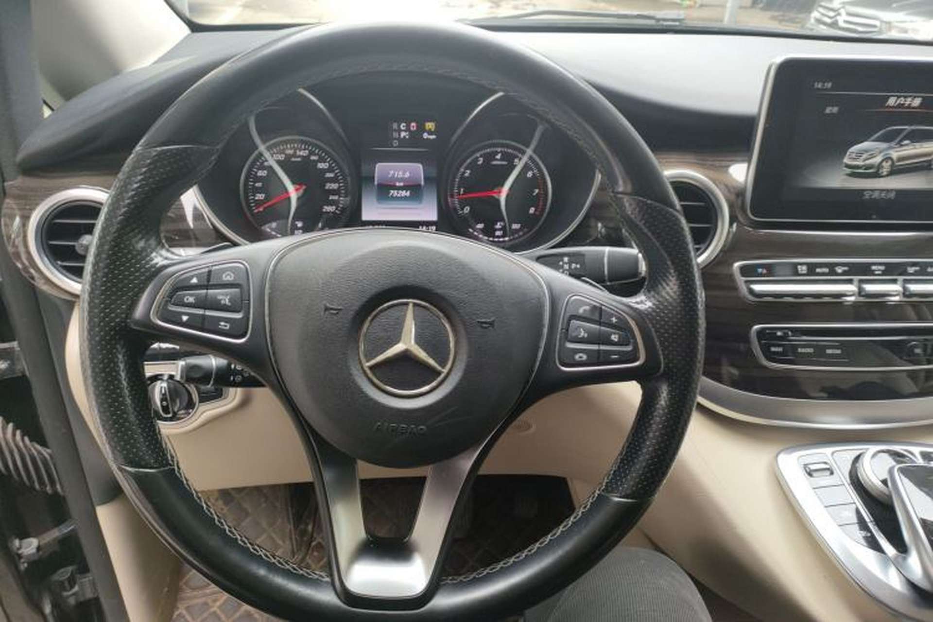 Used Mercedes-Benz V-Class 2016 V 260 Avantgarde Edition Steering Wheel