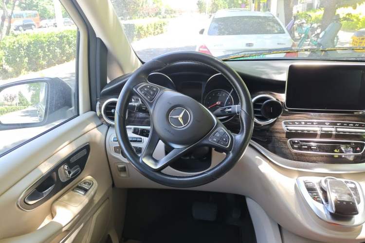 Used Mercedes-Benz V-Class 2016 V 260 Avantgarde Edition Steering Wheel