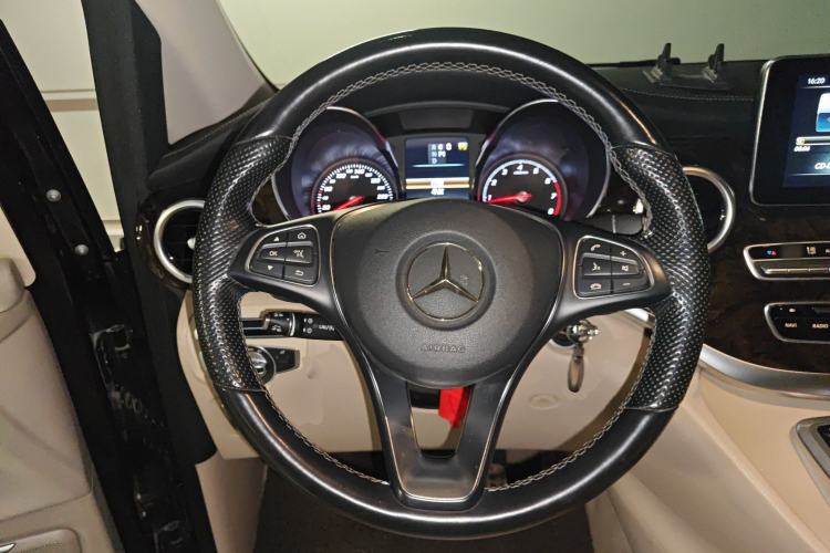 Used Mercedes-Benz V-Class 2016 V 260 L Prestige Extended Edition Steering Wheel