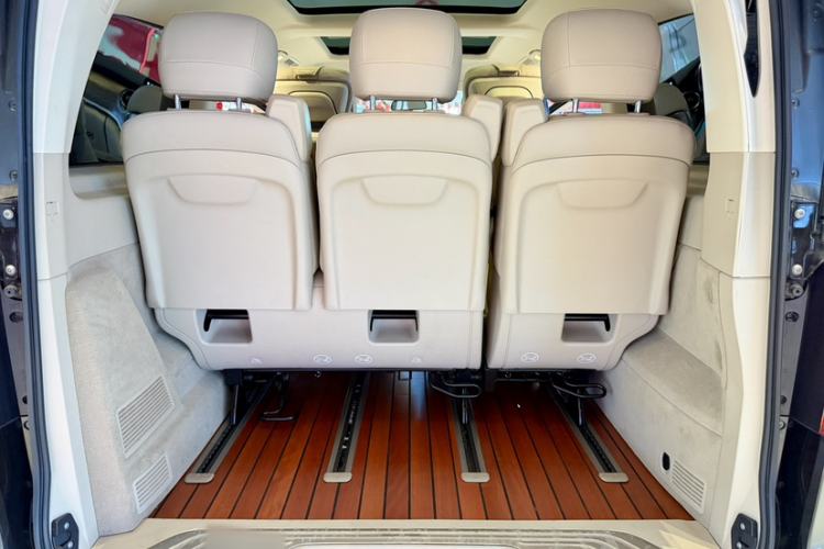 Used Mercedes-Benz V-Class 2016 V 260 Avantgarde Edition Trunk