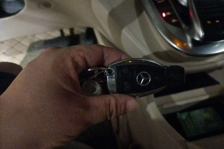 Used Mercedes-Benz V-Class 2016 V 260 Avantgarde Edition Vehicle Key