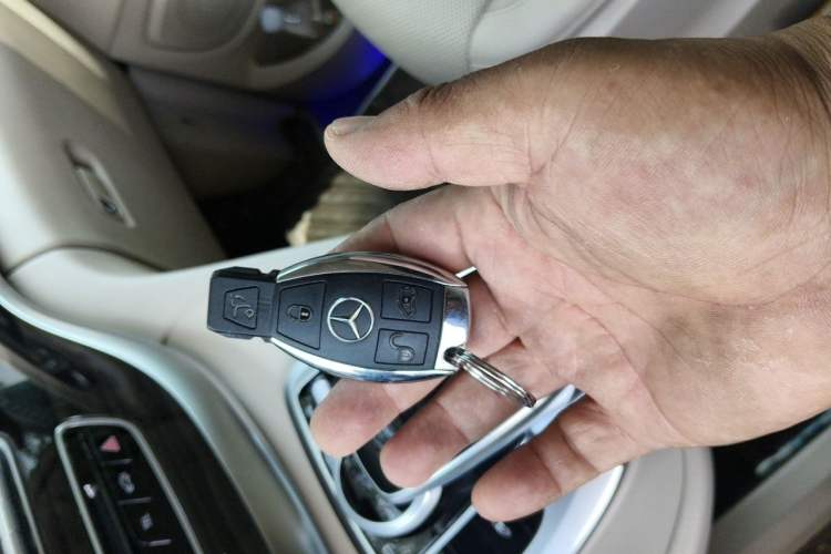 Used Mercedes-Benz V-Class 2016 V 260 Avantgarde Edition Vehicle Key
