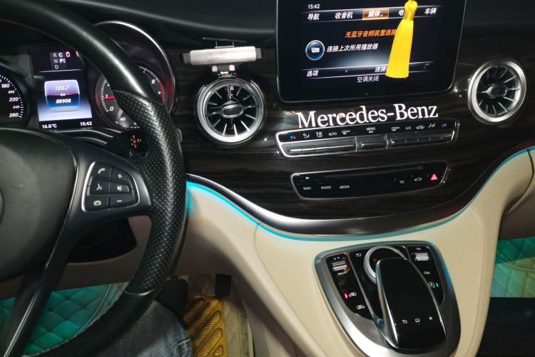 Used Mercedes-Benz V-Class 2016 V 260 Avantgarde Edition Audio And AC Panel