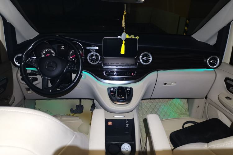Used Mercedes-Benz V-Class 2016 V 260 Avantgarde Edition Center Console