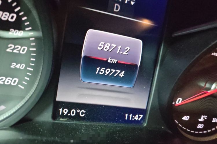 Used Mercedes-Benz V-Class 2016 V 260 Prestige Edition Odometer Close Up