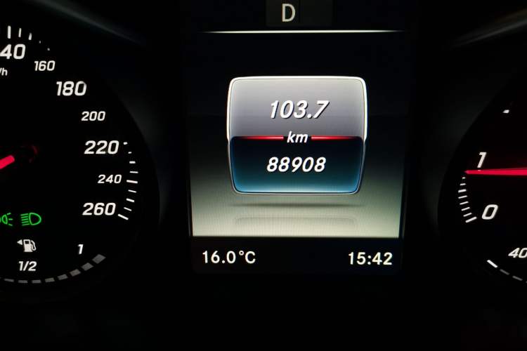 Used Mercedes-Benz V-Class 2016 V 260 Avantgarde Edition Odometer Close Up