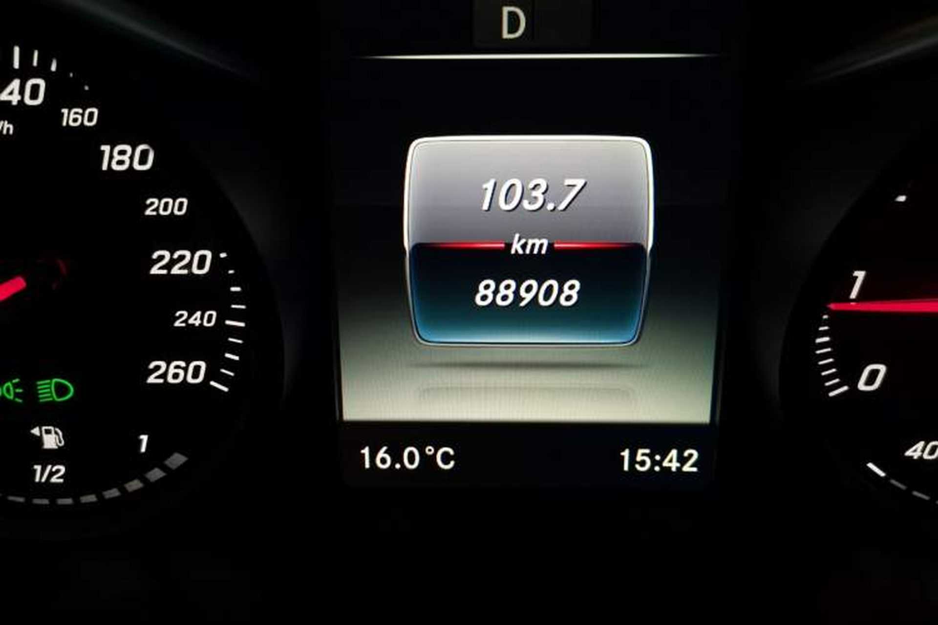 Used Mercedes-Benz V-Class 2016 V 260 Avantgarde Edition Odometer Close Up