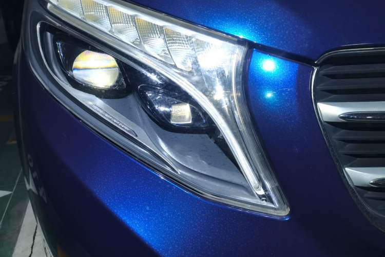 Used Mercedes-Benz V-Class 2016 V 260 Avantgarde Edition Right Front Headlight