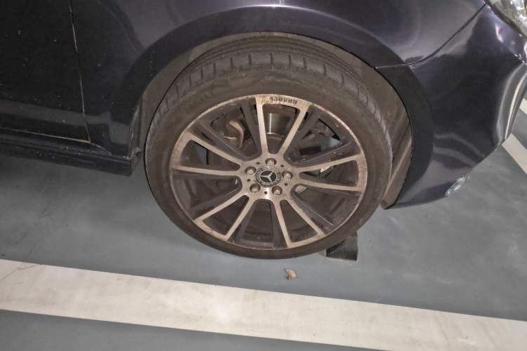 Used Mercedes-Benz V-Class 2016 V 260 Prestige Edition Right Front Wheel Hub