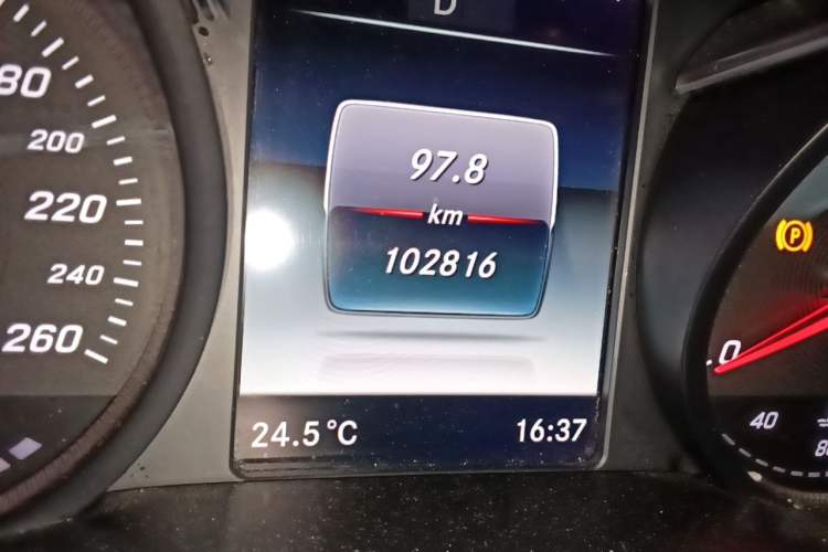 Used Mercedes-Benz V-Class 2016 V 260 Prestige Edition Odometer Close Up