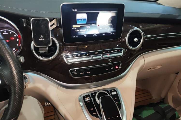 Used Mercedes-Benz V-Class 2016 V 260 Prestige Edition Audio And AC Panel